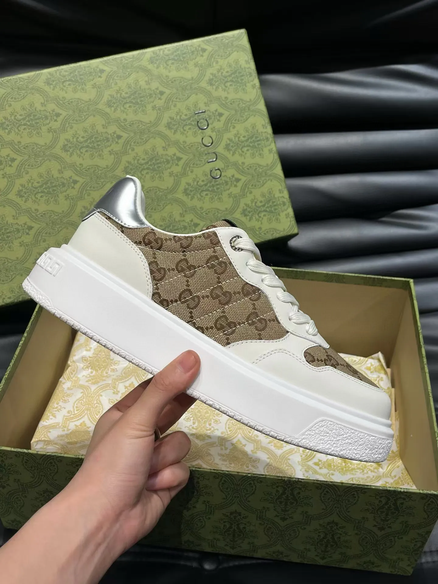 Factory price: 460💰Gucci new men's shoes GUCCI [Lightning] latest shoes are shipped. Original quality, fashionable, special materials, sheepskin lining, new packaging. The foot feels super comfortable and the workmanship is impeccable. Size: 38-44, customized 45